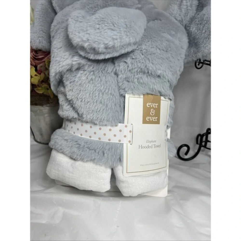Elephant Hooded Towel By Ever & Ever (30 i L x‎ 26 in W (76 cm x 66 cm))